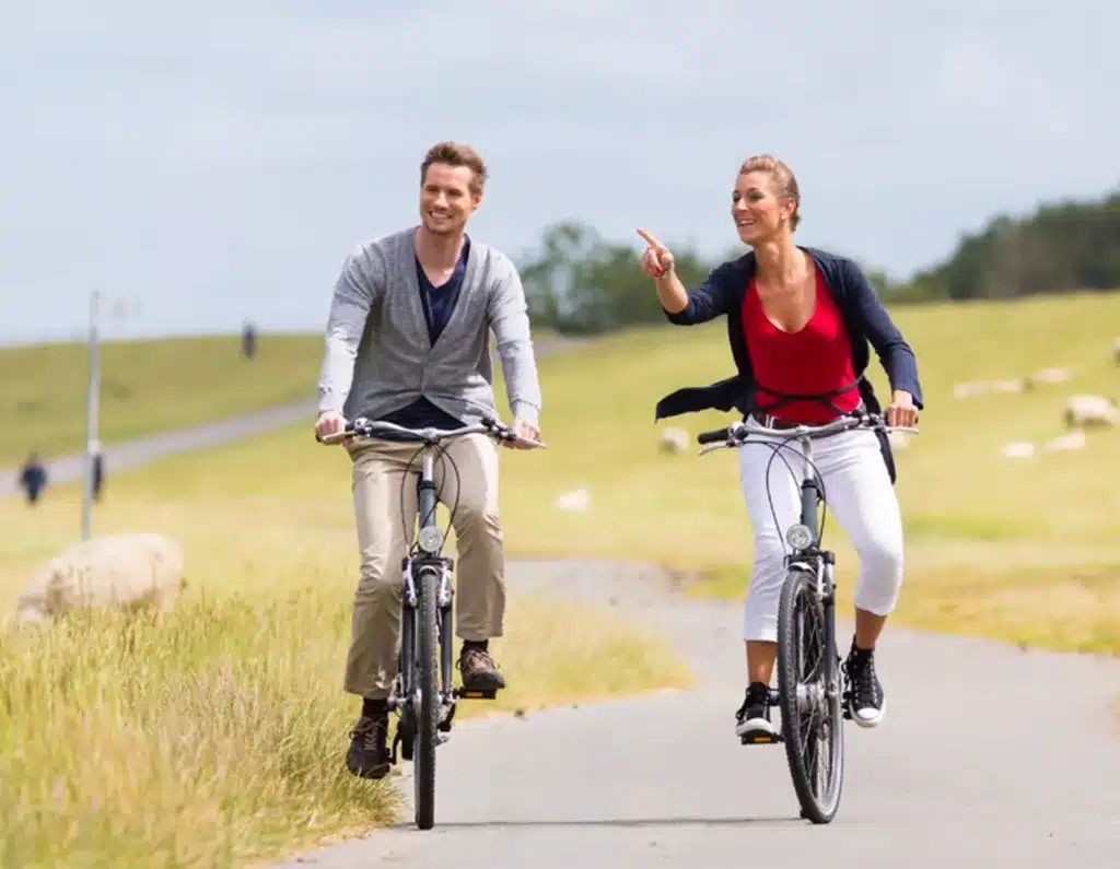 Mann und Frau fahren mit dem Fahrrad