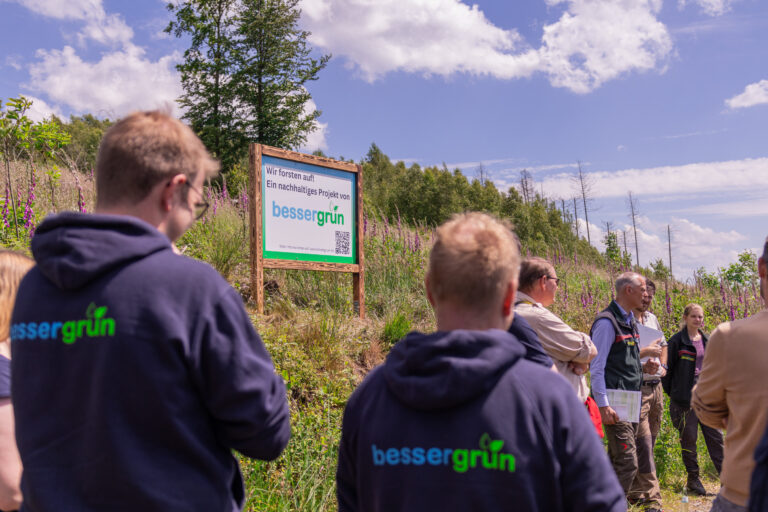 bessergrün-Vertreter lauschen gebannt dem Vortrag über das gemeinsam gepflanzte Waldstück in Gummersbach. | Quelle: Alsterspree