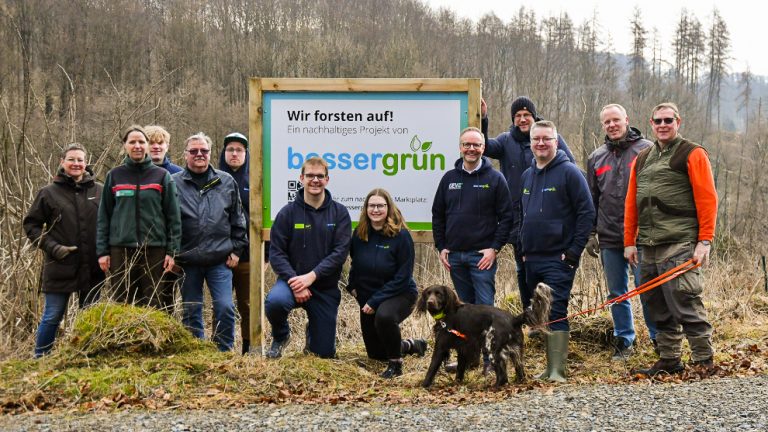 Die Teilnehmer der Aktion posieren vor dem bessergrün-Schild.