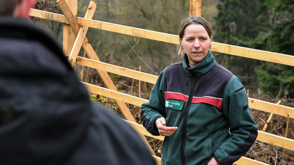 Eine Försterin beim Vortrag über den deutschen Wald.