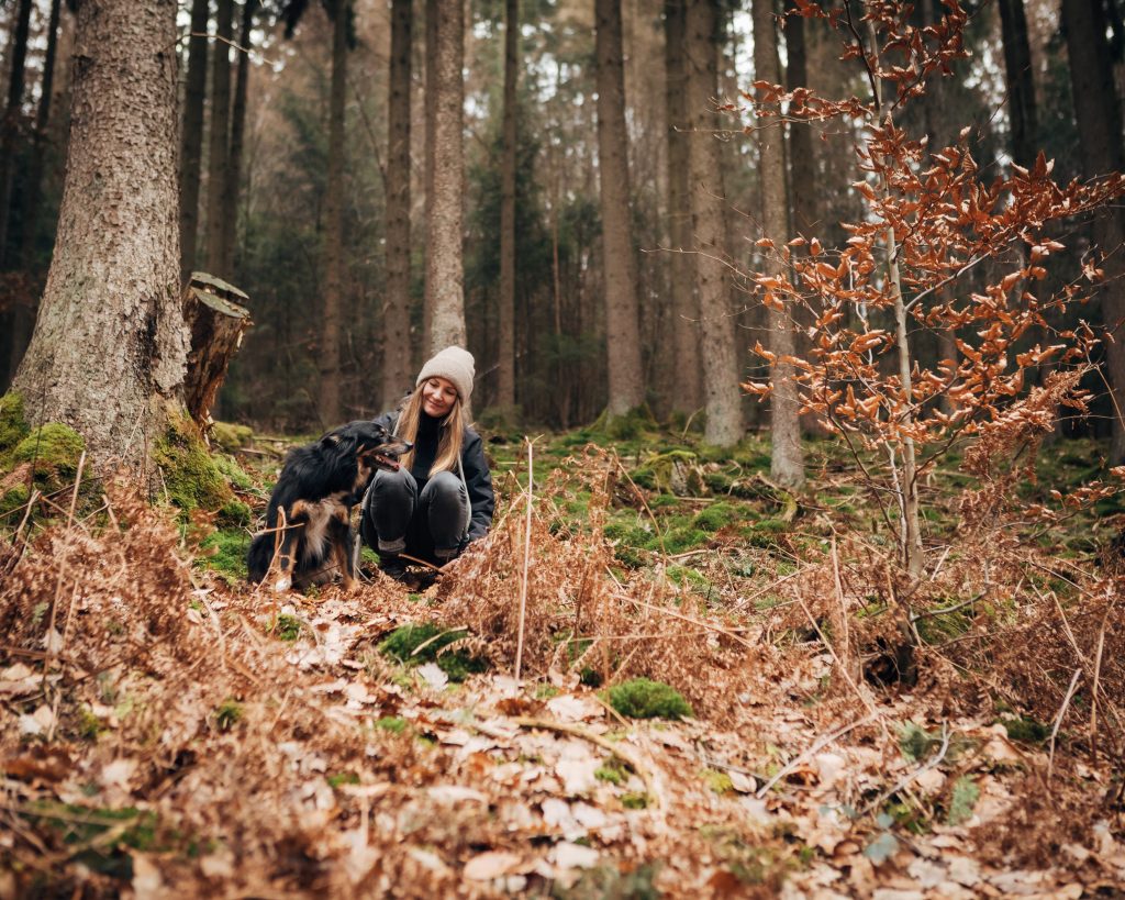 Ivonne Flada mit Hund bei einer Baumpflanzaktion von bessergrün.