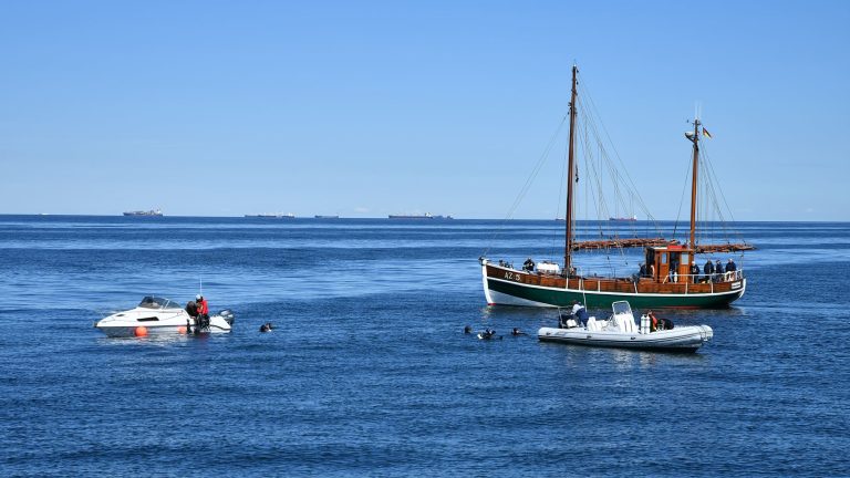 Bergungsteam auf der Nordsee in Aktion.