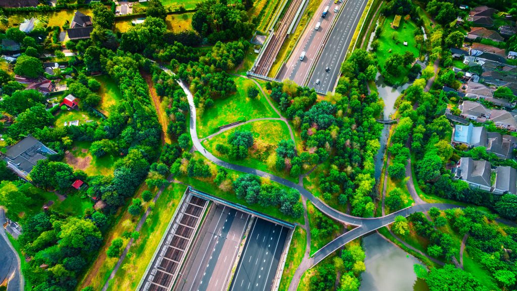 Autobahn-Unterführung mit grünem Park in Breda.