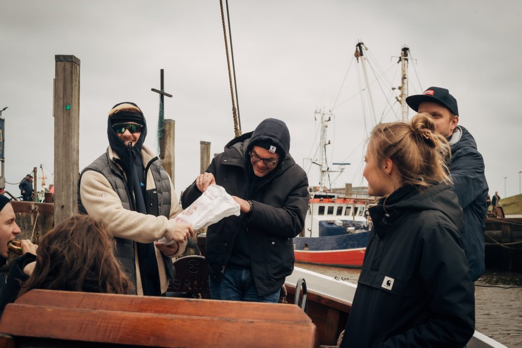 Ivonne Flada bei einer bessergrün-Aktion auf einem Kutter an der Nordsee.