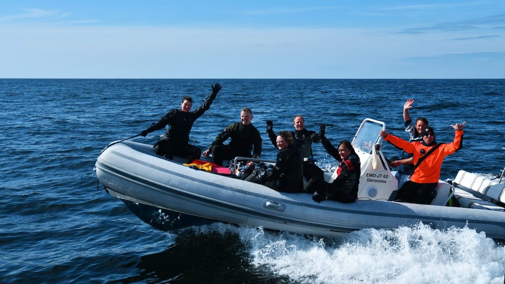Gemeinsam auf Mission: Taucher und Begleiter auf dem Weg zur Netzbergung vor der ostfriesischen Küste.