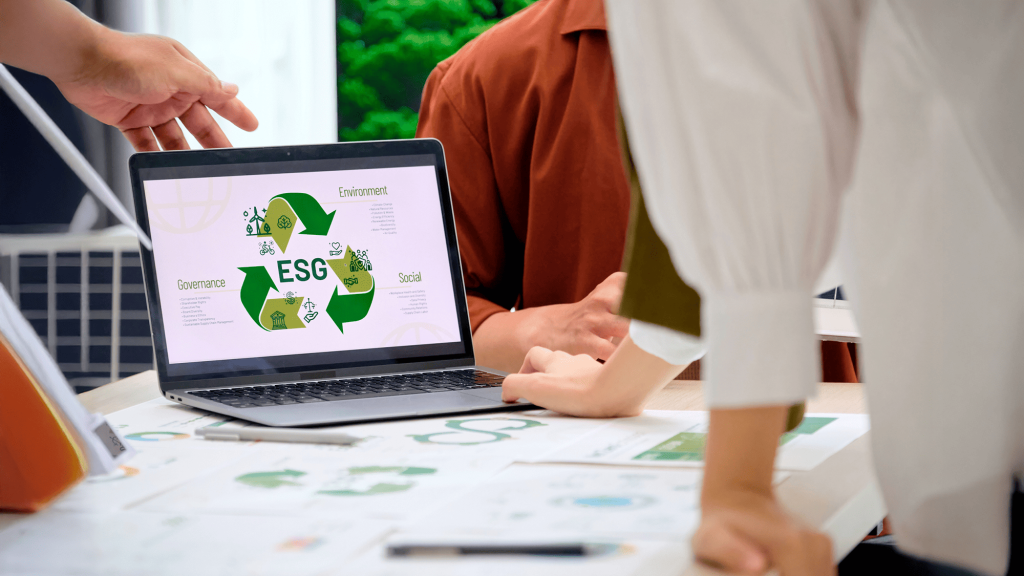 Arbeitende Menschen, Laptop auf dem man die ESG Kriterien sieht.