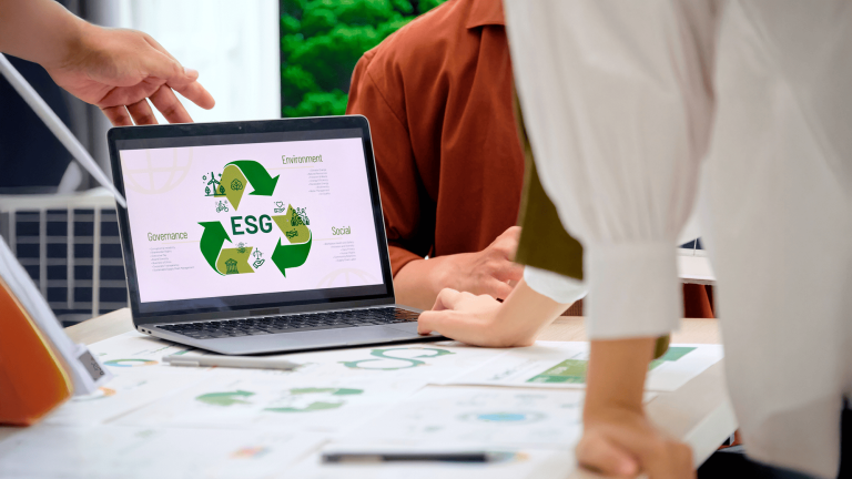 Arbeitende Menschen, Laptop auf dem man die ESG Kriterien sieht.